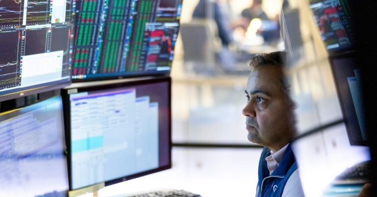 Bajó el dólar y subieron las acciones con el empuje de la recuperación de Wall Street