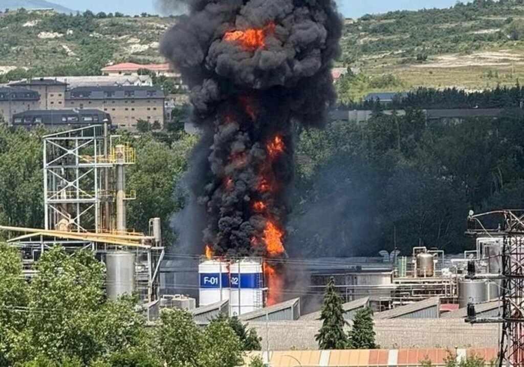 Un gran incendio se desata en la fábrica LEA de Vitoria Un gran incendio se desata en la fábrica LEA de Vitoria