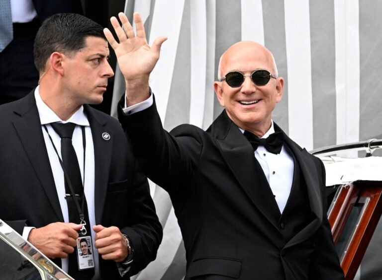 Fin de fiesta de Jeff Bezos y Lauren Sánchez en Venecia: baile de máscaras y manifestación contra la boda | Gente