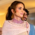 Todos los secretos del vestido que llevó Rania de Jordania en Venecia inspirado en el Orfismo, con el trampantojo como recurso y diseñado por Karl Lagerfeld para Fendi