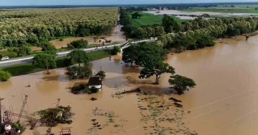 Intensas lluvias por una onda tropical dejan más de 8.000 familias aisladas y destruyen 25 puentes en el occidente de Venezuela Intensas lluvias por una onda tropical dejan más de 8.000 familias aisladas y destruyen 25 puentes en el occidente de Venezuela