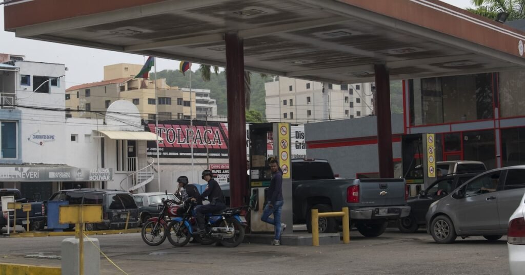 Venezuela planea aumento de combustible del 50% mientras se prepara para una caída de ingresos
