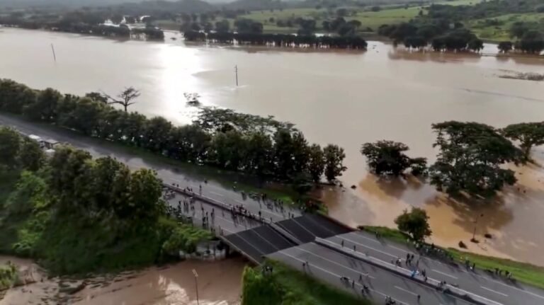 Pueblos bajo el agua y ocho mil familias afectadas: las lluvias tropicales arrasan en Venezuela