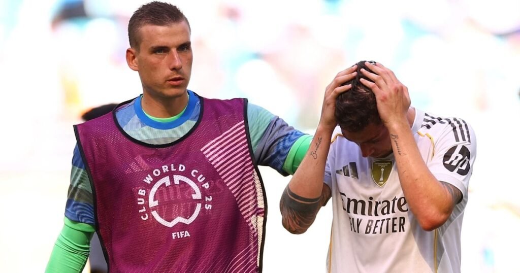 “Tiene que vender a cuatro estrellas”: las duras críticas de los medios españoles al Real Madrid tras su empate con el Al Hilal “Tiene que vender a cuatro estrellas”: las duras críticas de los medios españoles al Real Madrid tras su empate con el Al Hilal
