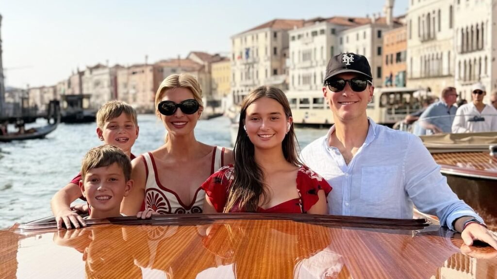 Ivanka Trump y su familia hacen turismo en Venecia antes de la boda de Jeff Bezos y Lauren Sanchez Ivanka Trump y su familia hacen turismo en Venecia antes de la boda de Jeff Bezos y Lauren Sanchez