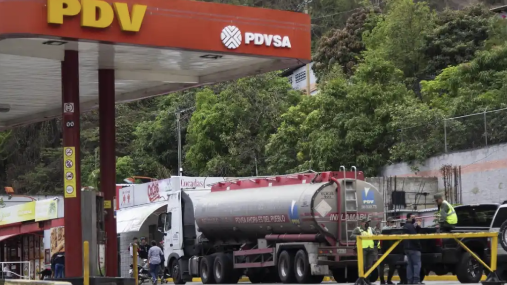 Venezuela planea aumento del combustible en 50% ante temor de caída de ingresos Venezuela planea aumento del combustible en 50% ante temor de caída de ingresos