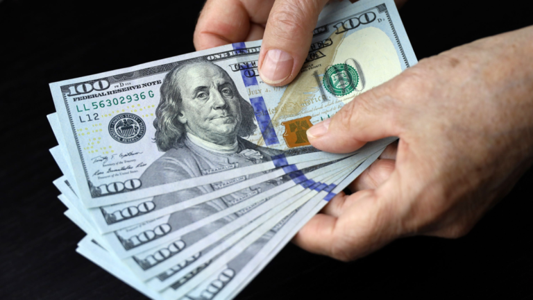 El dólar oficial se dirige a cerrar su tercer avance semanal en un mes