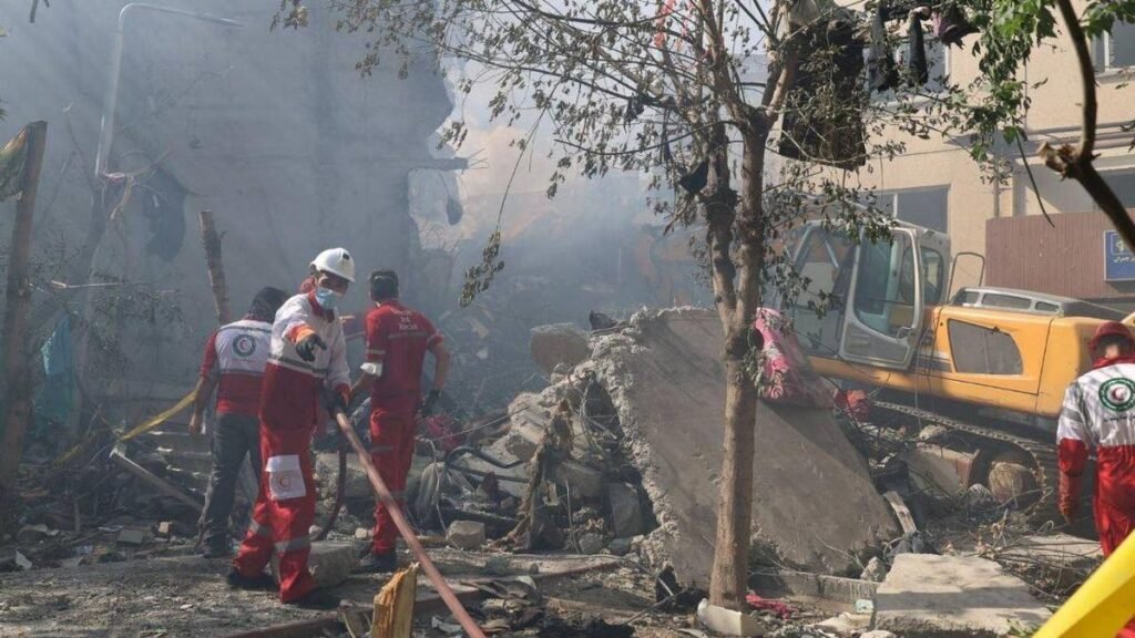 Al menos 60 muertos en un edifico residencial de Teherán golpeado por Israel Al menos 60 muertos en un edifico residencial de Teherán golpeado por Israel