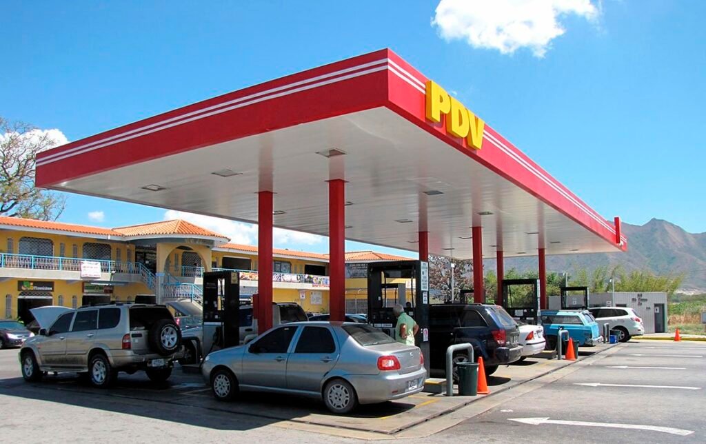 Bloomberg: Venezuela se prepararía para subir 50 % el precio de la gasolina tras salida de Chevron