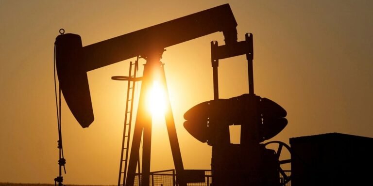 El precio del petróleo esquiva la barrera de los 100 dólares por el conflicto bélico