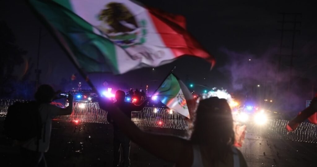 Amenazas, toque de queda y capturas no paran protestas en EU