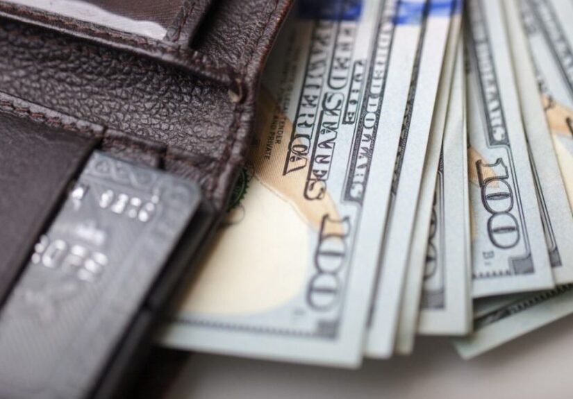 El dólar arrancó julio en fuerte alza y alcanzó su valor más alto desde la salida del cepo cambiario