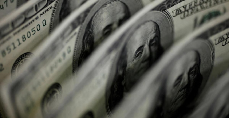 Se recalentó el dólar: el mayorista superó los .220 y tocó el nivel más alto desde la flexibilización del cepo